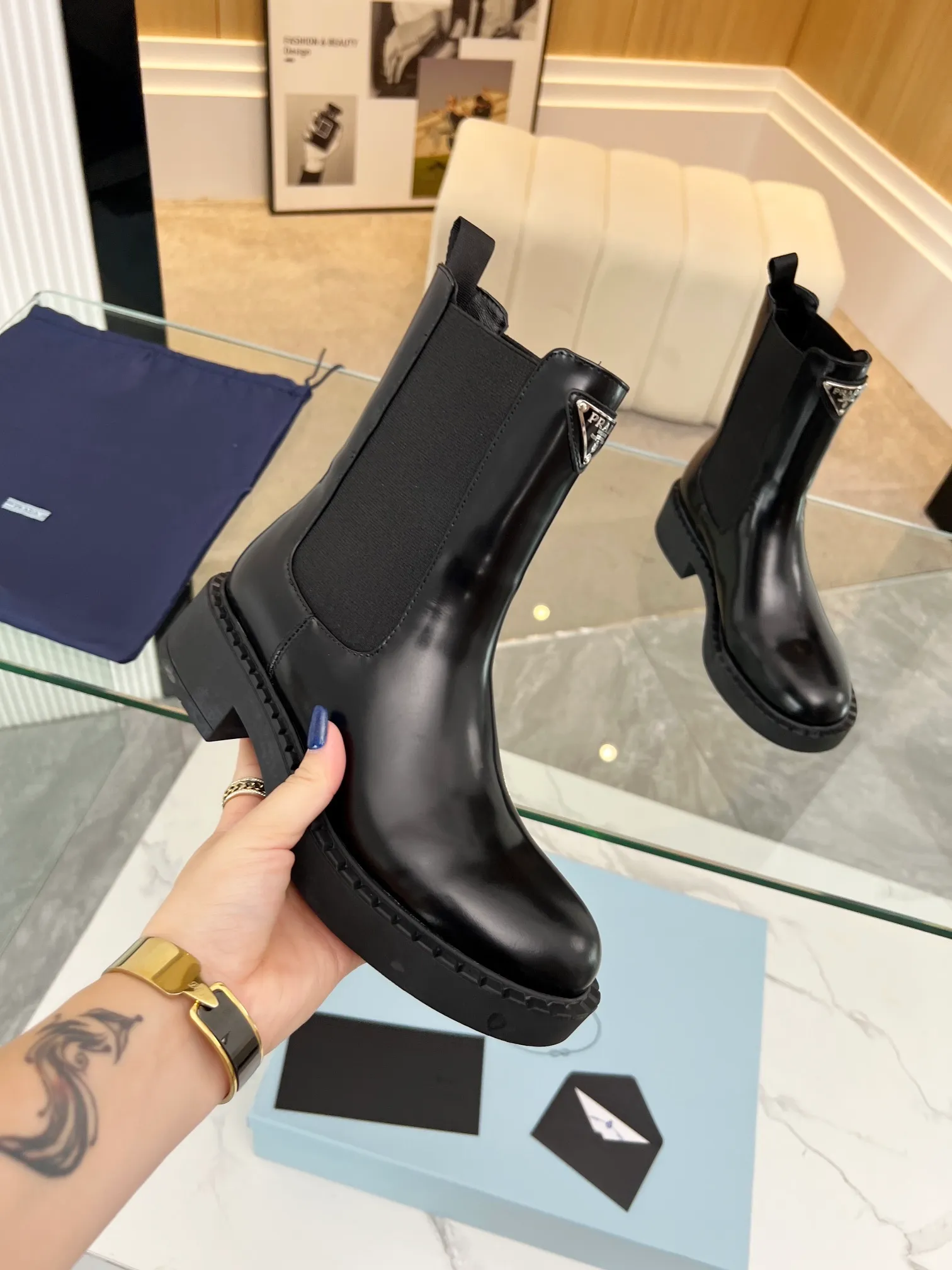 👟👟Ex-factory price 640👟👟 Top quality🔝2023 SSS launches Prada short boots series🌲🌲 🆚🆚🆚 💥PRADA's early autumn and winter T-stage catwalk show is the same style as "Dreams never sleep". Prada can use it on important occasions. The fresh style has a little extravagant feeling, and it is perfect on the feet. 💃💃Wear it with these shoes. Elegant, crystal clear, and various accessories and materials are exclusively customized one-to-one, so that there is no distance from the original version. The entire series is a combination of exciting and unexpected elements, allowing you to appreciate the ever-changing style of the Prada girl. 1⃣ Upper: Imported calfskin 🔴Cow patent leather ����Open edge beaded cowhide 🔴Inner lining: Imported sheepskin lining 3⃣Outsole: Original Italian outsole Color supply, code number 35-41